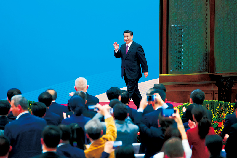 2019年4月27日，第二屆“一帶一路”國際合作高峰論壇在北京雁棲湖國際會議中心舉行圓桌峰會，國家主席習(xí)近平主持會議并致開幕辭。圓桌峰會閉幕后，習(xí)近平會見中外記者，介紹第二屆“一帶一路”國際合作高峰論壇圓桌峰會情況和主要成果。這是習(xí)近平步入記者會現(xiàn)場。 