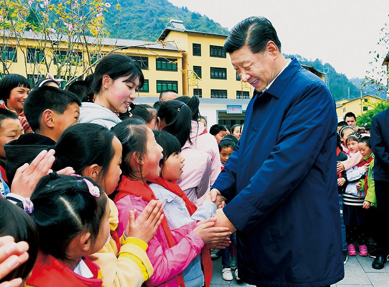 2019年4月15日至17日，中共中央總書記、國家主席、中央軍委主席習(xí)近平在重慶考察，并主持召開解決“兩不愁三保障”突出問題座談會。這是4月15日下午，習(xí)近平在石柱土家族自治縣中益鄉(xiāng)小學(xué)同學(xué)生們親切交談，詢問他們學(xué)習(xí)和生活情況。 
