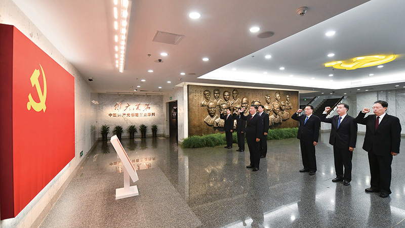 2017年10月31日，中共中央總書記、國家主席、中央軍委主席習近平帶領中共中央政治局常委李克強、栗戰(zhàn)書、汪洋、王滬寧、趙樂際、韓正，瞻仰上海中共一大會址和浙江嘉興南湖紅船。這是31日上午，在上海中共一大會址紀念館，習近平帶領其他中共中央政治局常委同志一起重溫入黨誓詞。 