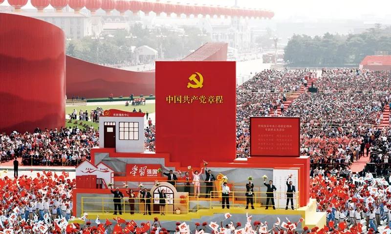 2019年10月1日上午，慶祝中華人民共和國成立70周年大會在北京天安門廣場隆重舉行。這是群眾游行中的“從嚴治黨”方陣。新華社記者 蘭紅光/攝