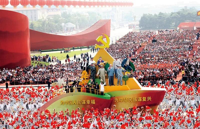 2019年10月1日上午，慶祝中華人民共和國成立70周年大會在北京天安門廣場隆重舉行。這是群眾游行中的“不忘初心”方陣。新華社記者 蘭紅光/攝