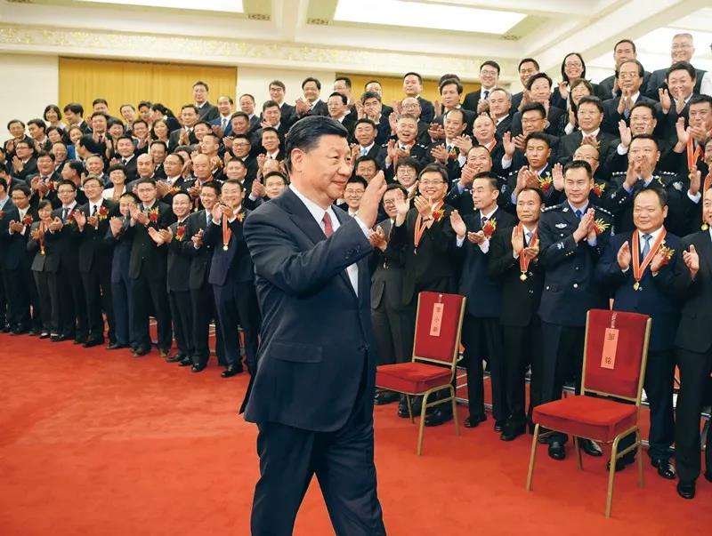 2019年6月25日，黨和國家領(lǐng)導人習近平、李克強、王滬寧等在北京人民大會堂會見第九屆全國“人民滿意的公務(wù)員”和“人民滿意的公務(wù)員集體”受表彰代表。新華社記者 李學仁/攝